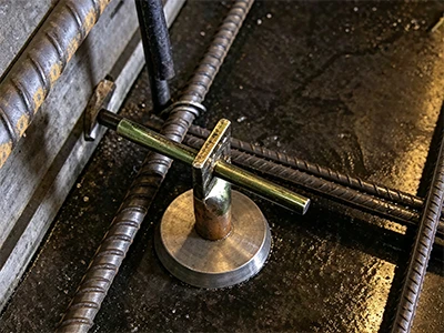 Waarvoor wordt een inzetmagneet gebruikt in prefab mallen?